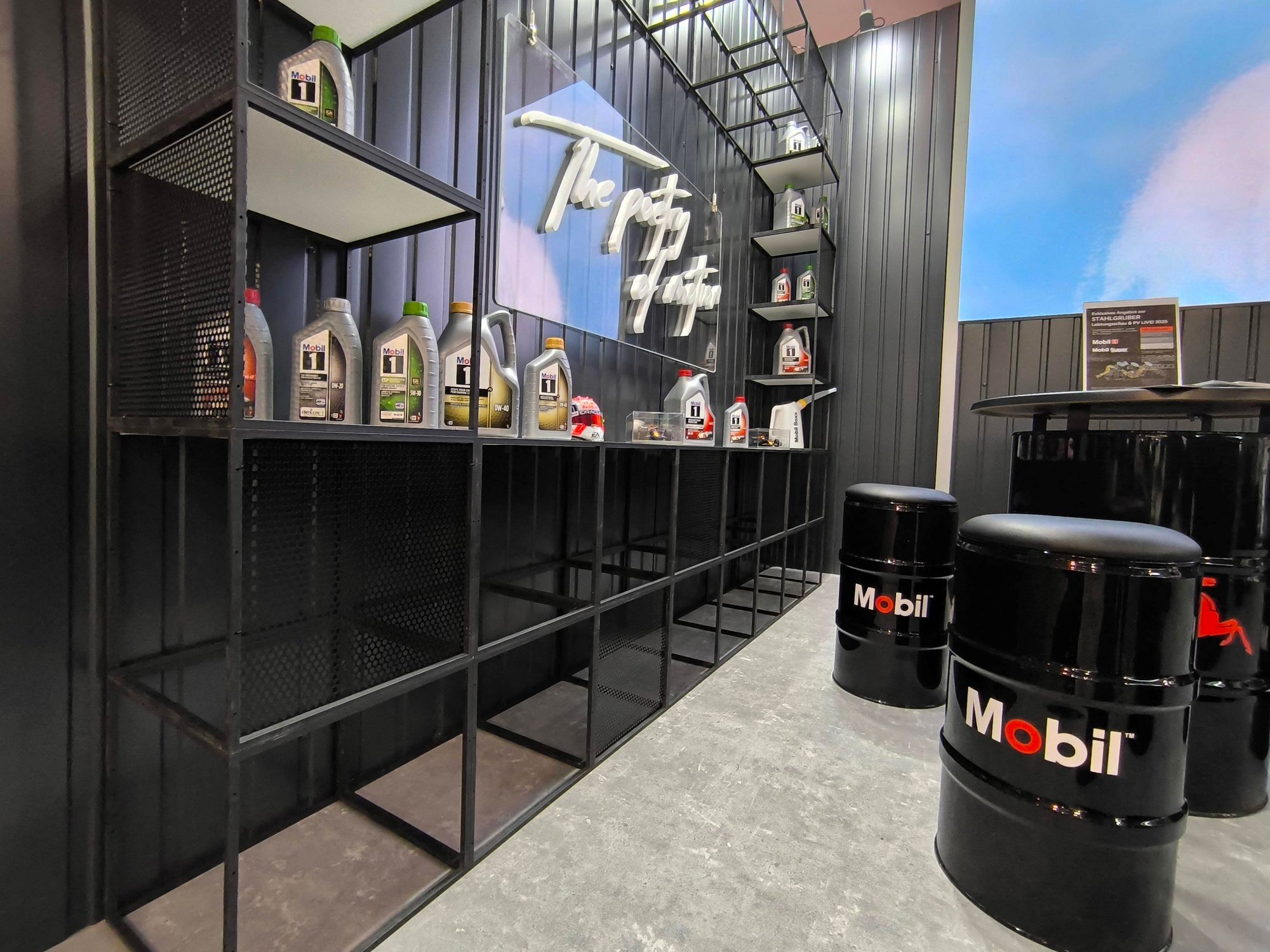 Individuelle Standecke mit Produkten und kundenspezifischem Branding