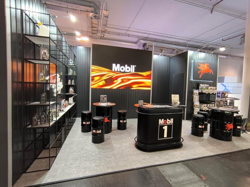 Showroom mit Regalen mit Ölprodukten und dekorativen Barrel